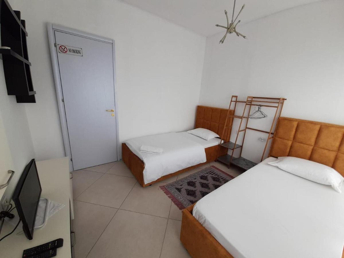 Guesthouse Bela Tirana Esterno foto